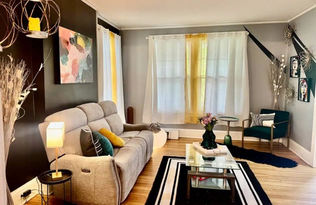 Charming 3-bedroom house with pool table