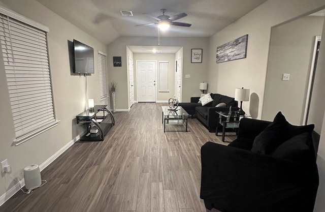 Charming 3-bedroom house in marvelous Arcola with AC, WiFi