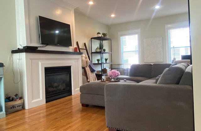 Charming 3-bedroom house with WiFi, AC in South Boston