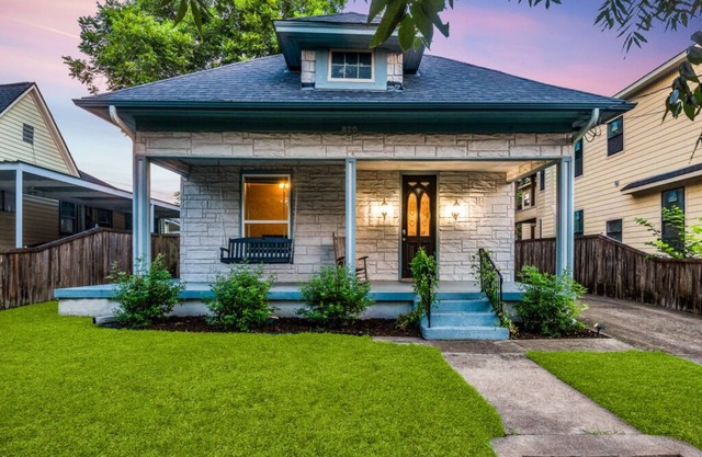 Charming 3-bedroom house with lovely outdoor space in the Bishop Arts district