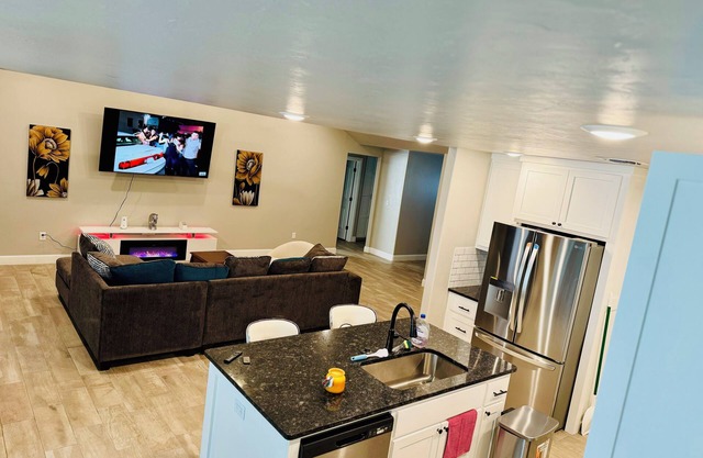Charming 3-bedroom house with AC and WiFi in peaceful Lawton