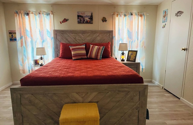 Charming 3-bedroom house with AC and WiFi in welcoming Lytle,TX.