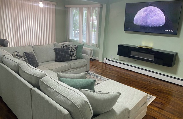 Charming 3-bedroom house in Queens with WiFi and AC