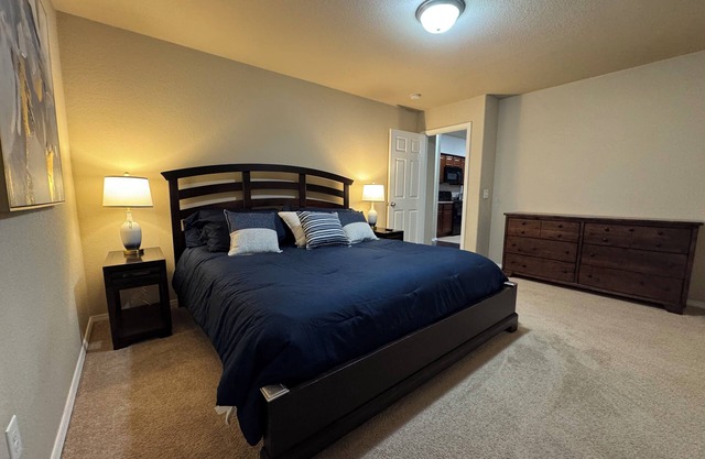 Charming 3-bedroom house in Rogers with WiFi and AC, Close to attractions