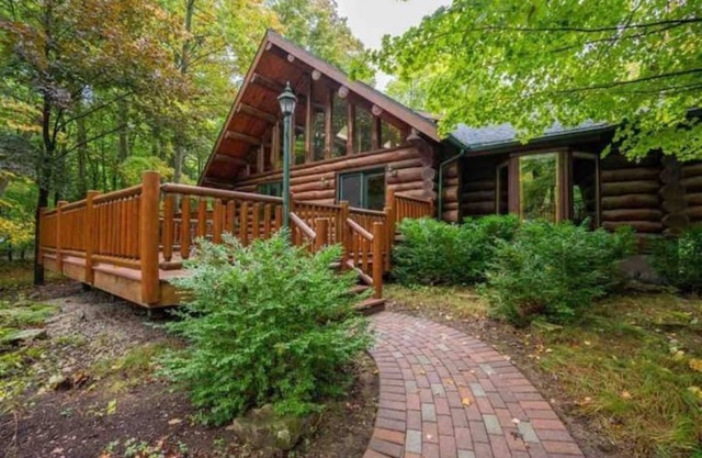 Charming 3-bedroom Log Cabin by the lake