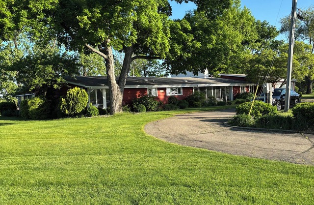 Charming 3-bedroom lake house with WiFi, AC in Coldwater on Morrison Lake.