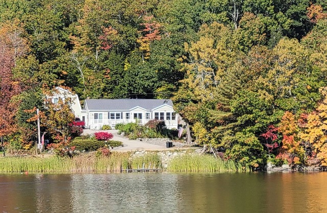 Charming 3-bedroom lake house in Orrington with Wi-Fi, AC and boat dock.