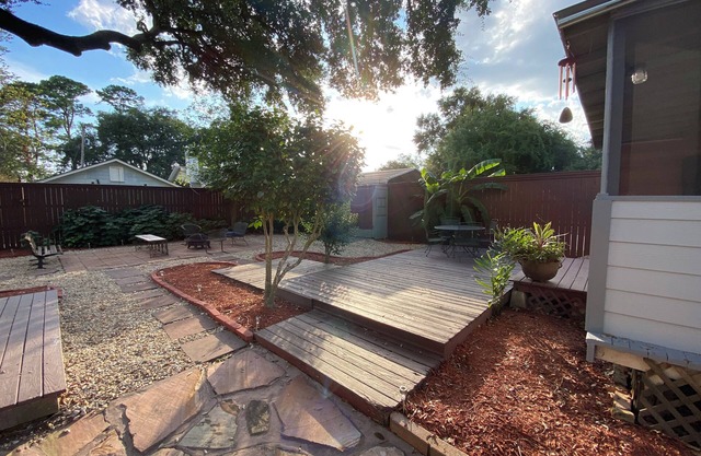 Charming 3-bedroom Saint Street cottage with AC and WiFi in Lafayette