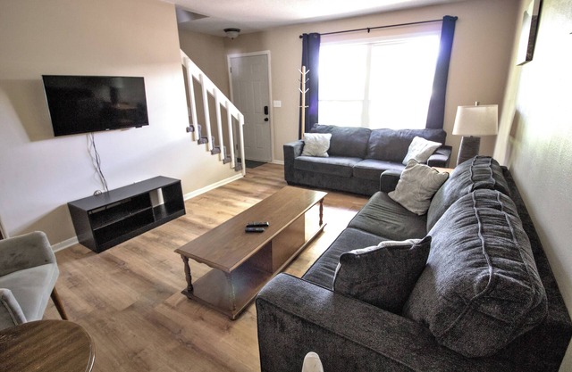 Charming 3-bedroom townhome in enchanting Des Moines with AC, WiFi