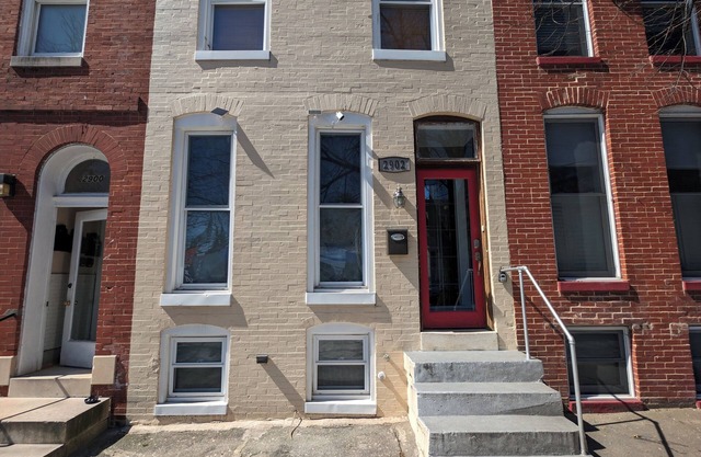 Charming 3-bedroom townhome with AC, fitness room in Hampden near JHU-MICA-LUM