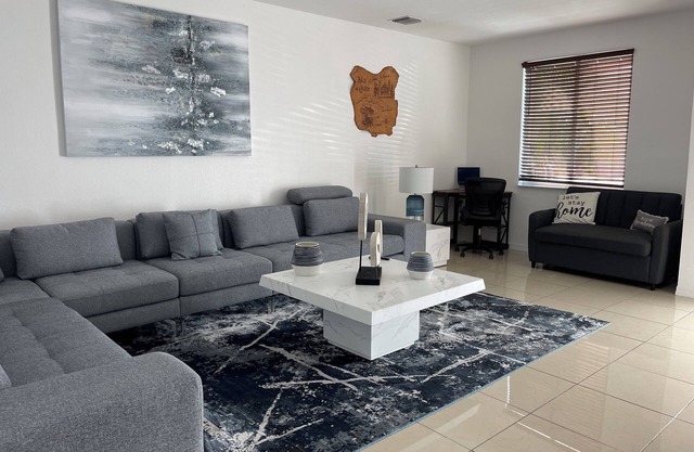Charming 3-bedroom townhome in Homestead, FL with A.C. & WiFi