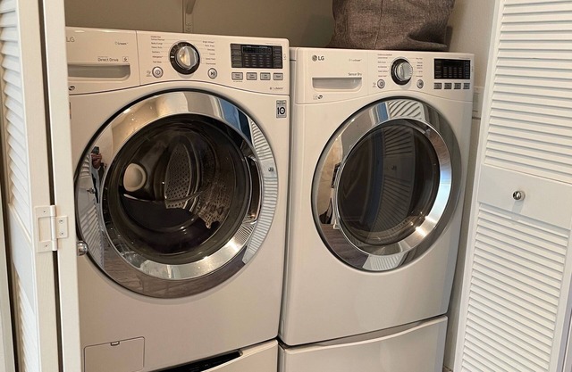 Charming 3-bedroom townhome with AC, WiFi close to beach