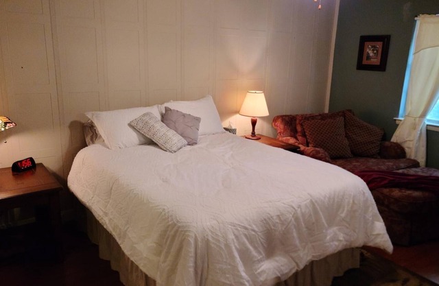 Charming 3-bedroom Townhome with Fireplace and Private Patio