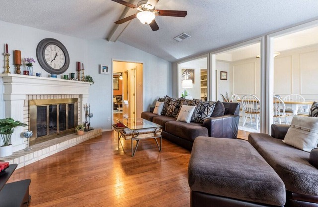 Charming 3-bedroom Townhome with Indoor Fireplace