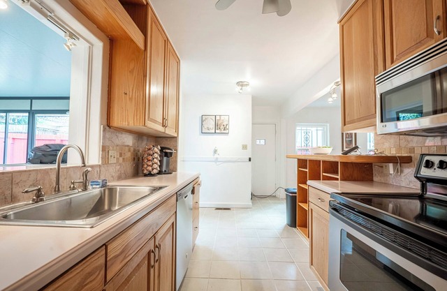 Charming 3-bedroom house Albuquerque with game room and back yard