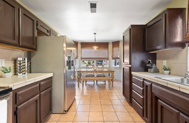 Charming 3-bedroom house with office, sparkling pool, full kitchen-Bakersfield