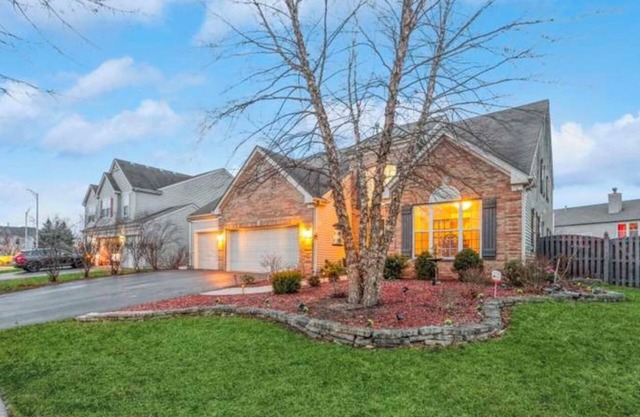 Charming 3-bedroom house in Bolingbrook with AC, WiFi , chef kitchen for brunch