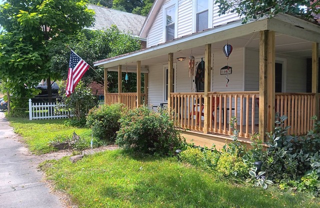 Charming 3-bedroom country house in peaceful Crown Point with WiFi