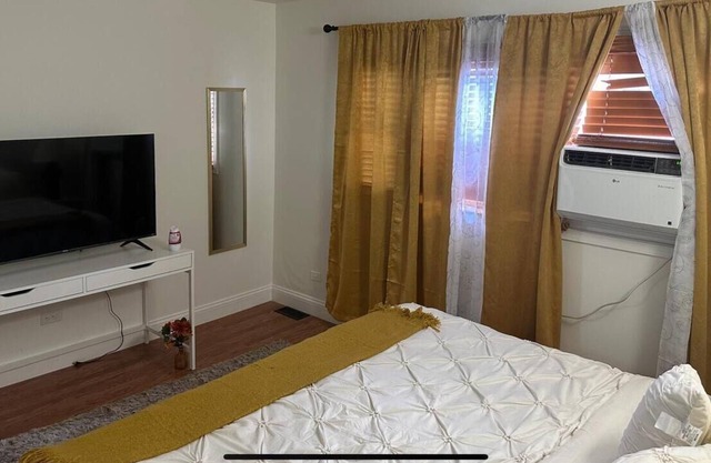 Charming 3-bedroom townhome in Pleasant Des Plaines with AC, WiFi