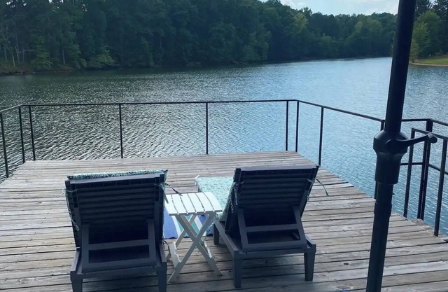 Charming 3-bedroom Lake Cottage with Private Dock & Pet Friendly.