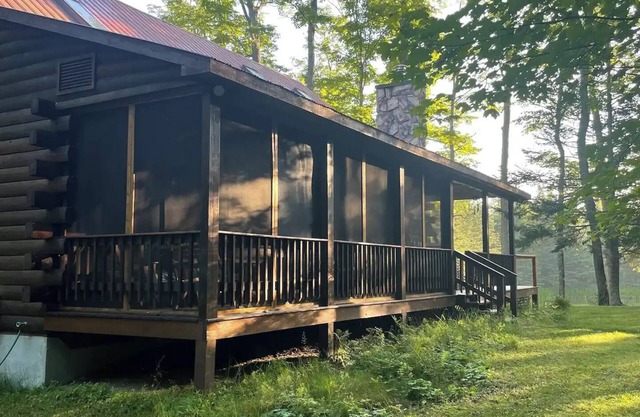 Charming 3-bedroom cabin with AC and WiFi in serene Indian Lake