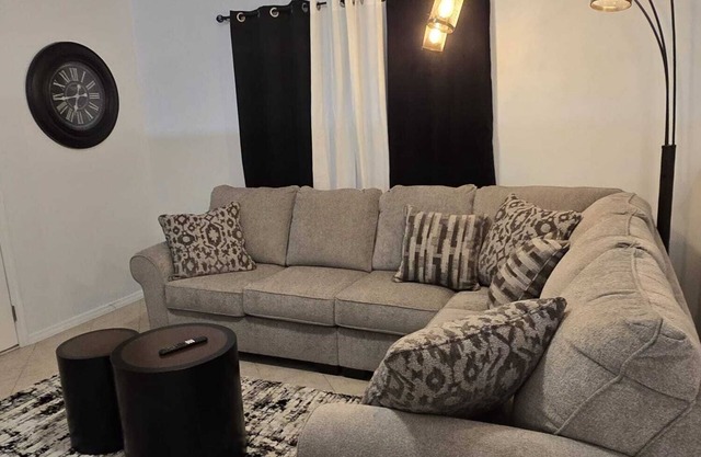 Charming 3-bedroom house with WiFi and AC in fabulous Jacksonville