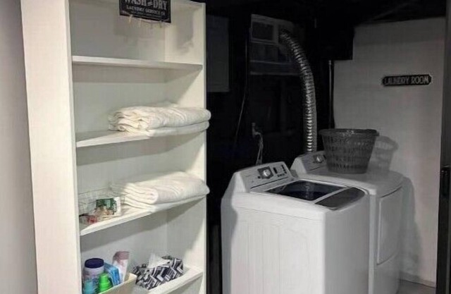 Charming 3-bedroom house in brilliant Lincoln Park with AC, WiFi