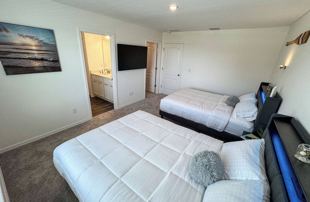 Charming 3-bedroom townhome with AC and WiFi in San Antonio