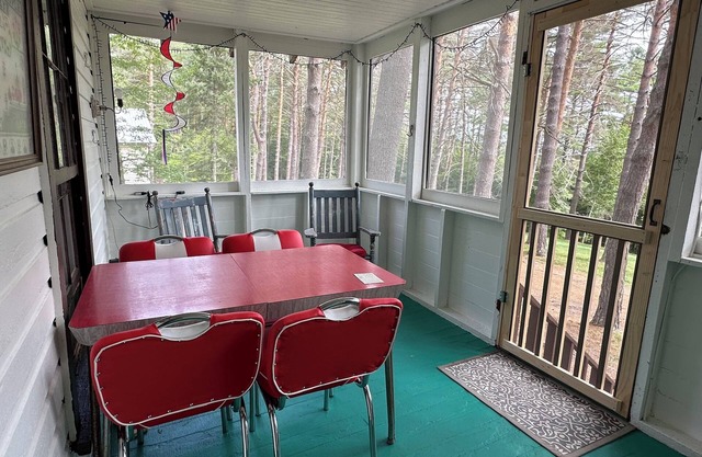Charming 3-bedroom cottage with AC and WiFi in Schroon Lake. Dog friendly.