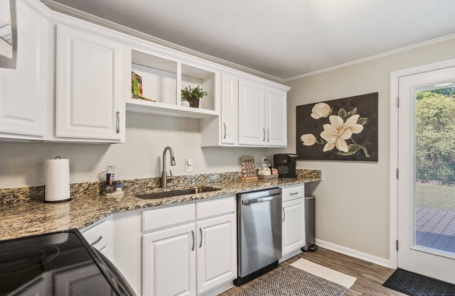 Charming 3-bedroom house only .6 miles from downtown Simpsonville with AC, WiFi