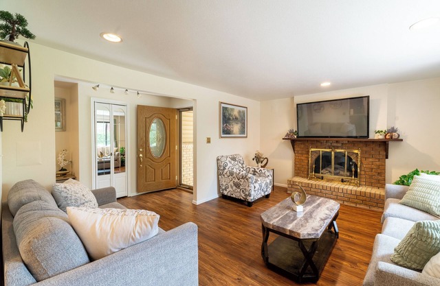 Charming 3-bedroom duplex in the heart of Westminster with private patio