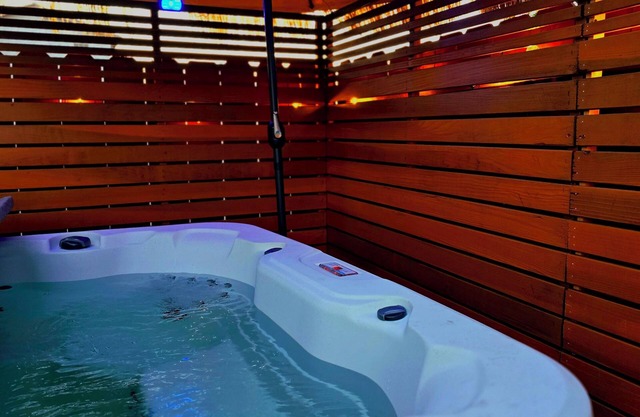 Charming 3 BEDS,Pool, Hot tub,15Min To ZOO SeaWorld Sesame Place, AirPort