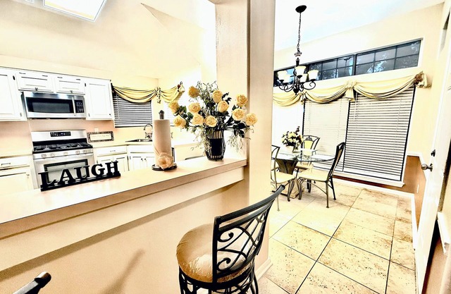 Charming 3-BR Home in Pasadena near highways, industry, shopping