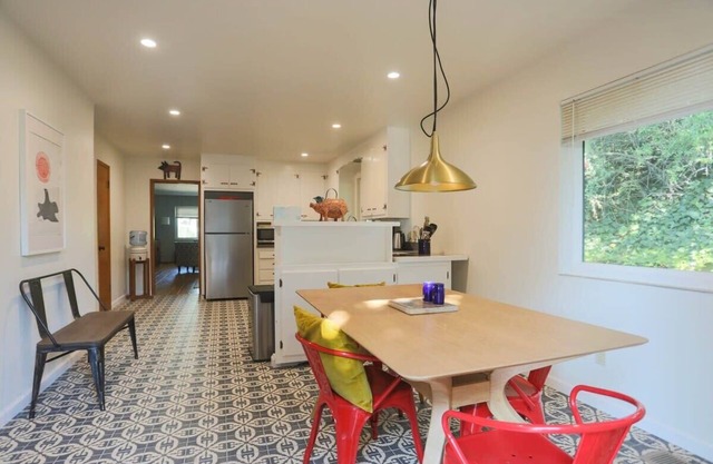 Charming 3 BR Home Near Redwood Park w/Bay Views