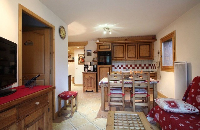 Charming 3-Room Apt for 6 with 2 Baths, Parking, Near Ski Bus