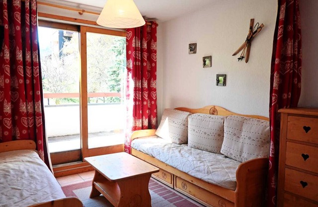 Charming 3-room apartment near slopes for 8 people in Vallandry, pets allowed