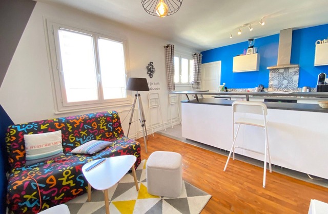 Charming 3-Room Apartment Near City Center, Fully Renovated, 2 Bedrooms, Balcony, and Modern Amenities