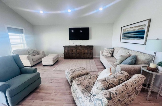Charming 3BR Beach House in Grand Isle, LA, perfect for family getaways!