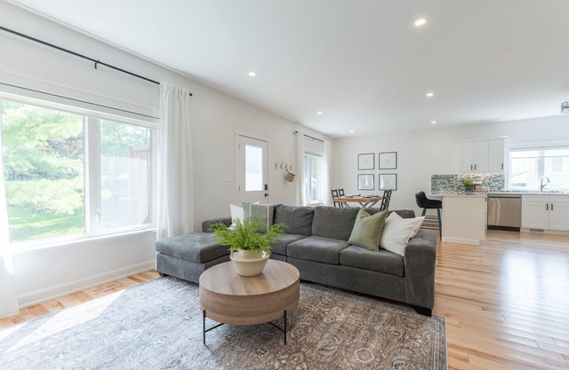 Charming 3BR Bungalow + Hot Tub in Port Hope