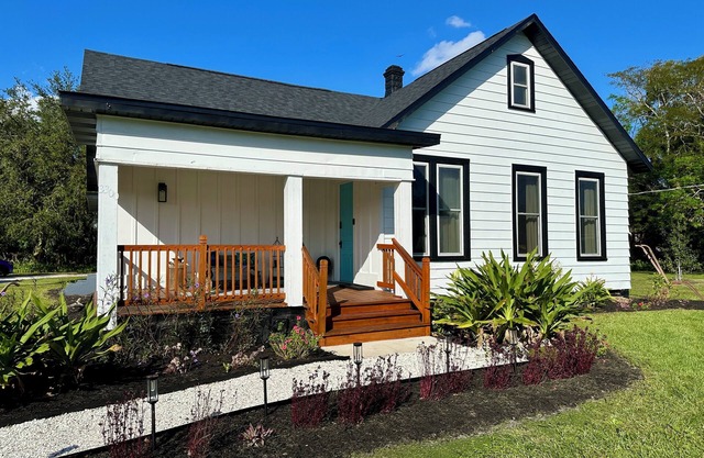 Charming 3BR Farmhouse with Firepit Hammock Porch Retreat!