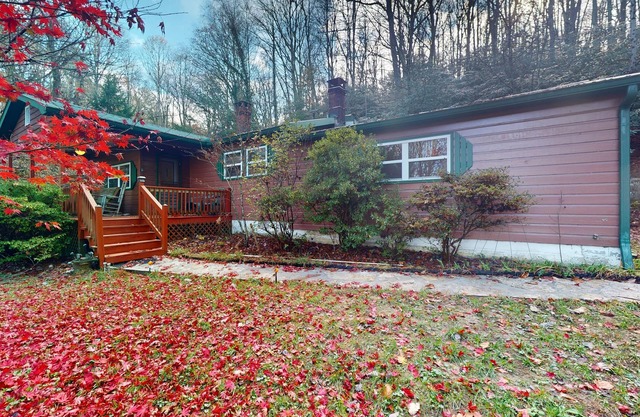 Charming 3BR home in Scaly Mountain with a full kitchen and high speed internet