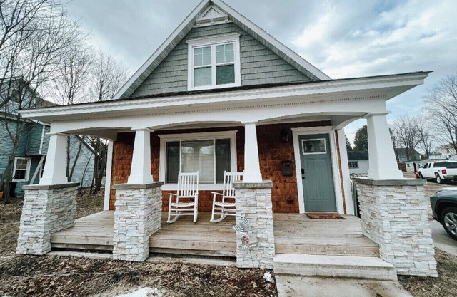 Charming 3BR Home. The Perfect Fall Escape Near Marquette, Waterfalls & Trails