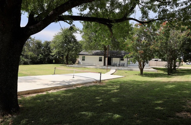 Charming 3BR Retreat Near Lake Belton w/Wi-Fi & Sports Court