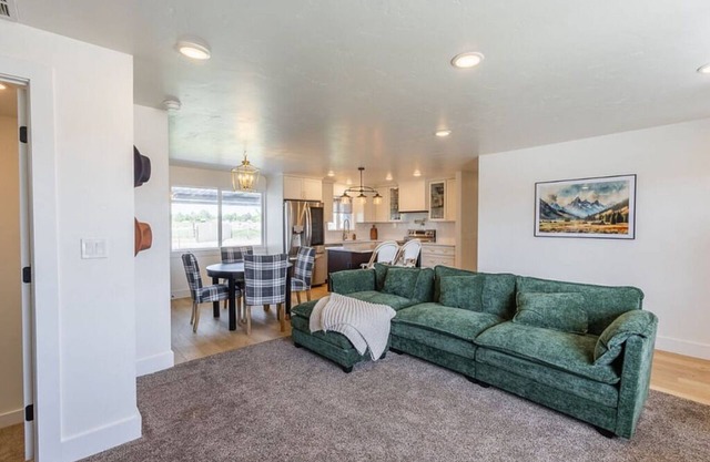 Charming 4 Bed 3.5 Bath Ranch Style Rental on 1 acre - 2.5 miles to Freeway