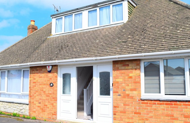 Charming 4-Bed Cottage in Hayling Island - Hot Tub