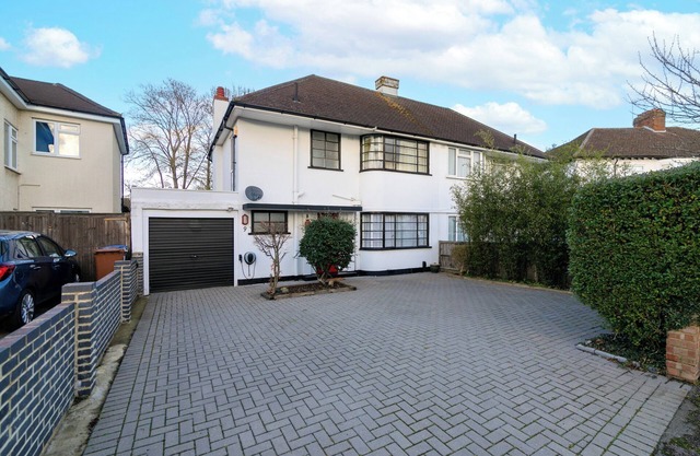 Charming 4-Bed Home with Garden in Hatfield