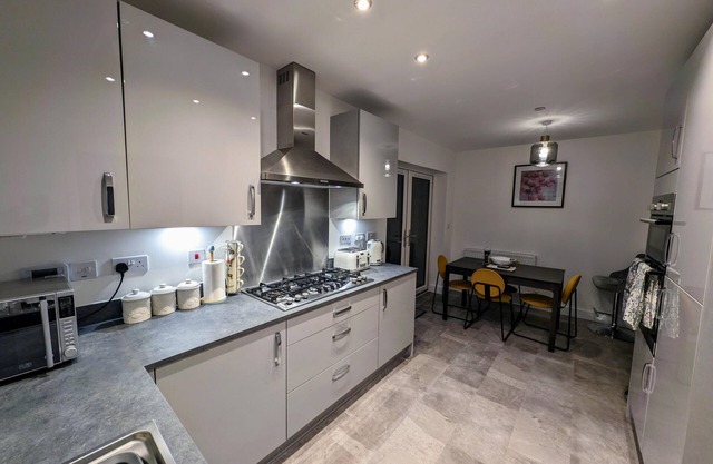 Charming 4-bed House in Newport