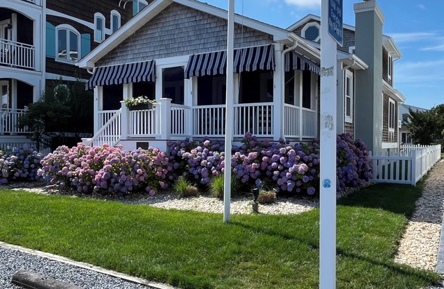 Charming 4-bedroom cottage just steps from the beach and town!