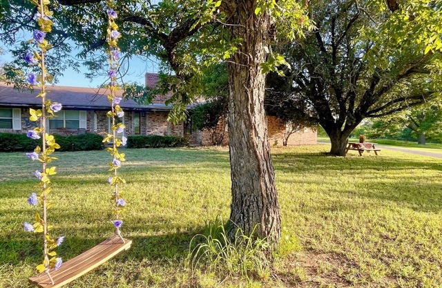 Charming 4-bedroom 3-bath Farmhouse at Pecanway Farm