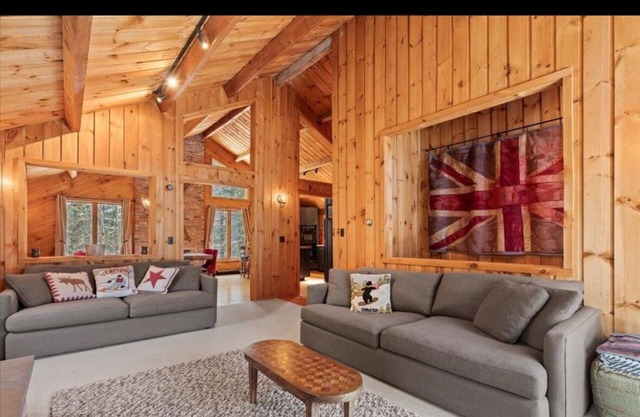Charming 4-bedroom, 3 bath ski house 8 minutes from Stratton Mountain.